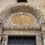 ...raffigurano un mietitore a sinistra e un vendemmiatore a destra, con il chiaro significato eucaristico del pane e del vino